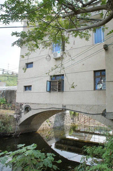 Uma Casa Dois Andares Construída Através Uma Ponte Sobre Riacho — Fotografia de Stock