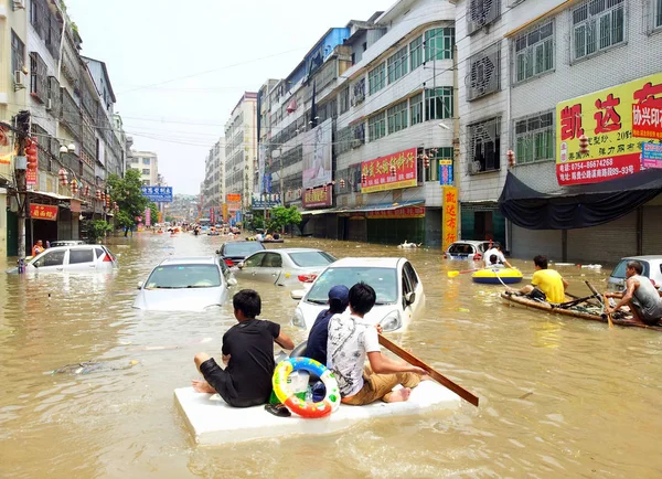 Chinesische Einwohner Reihen Flöße Autos Vorbei Die Nach Heftigen Regenfällen — Stockfoto