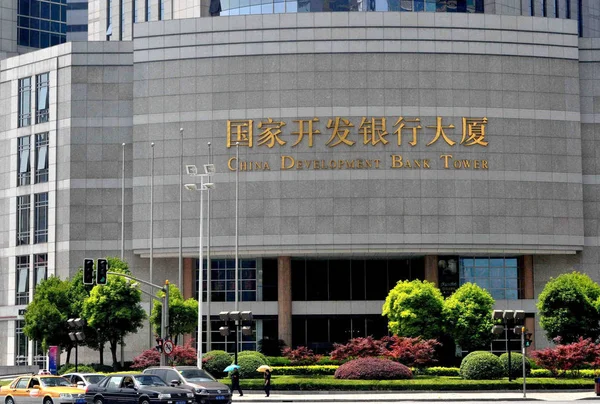 Voitures Piétons Passent Par Tour Banque Développement Chine Dans Quartier — Photo