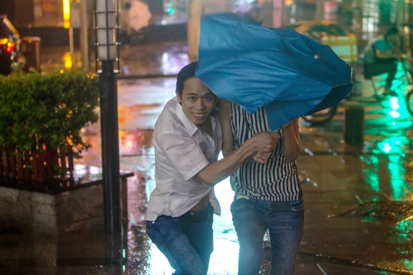 Pedestres Seguram Guarda Chuva Vento Forte Corajoso Enquanto Caminham Chuva — Fotografia de Stock