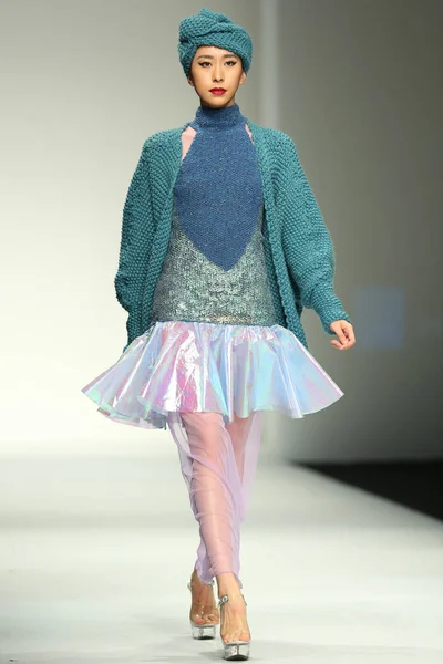 モデルは 2013 上海に上海ロンドンファッションウィークの春 2014 年中にドラマのファッションショーで新しい創造を表示します — ストック写真