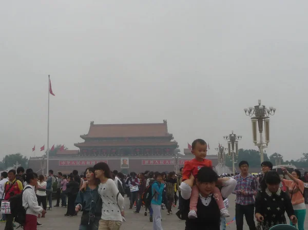 Αρχείο Κινέζοι Τουρίστες Παρατηρούνται Βαρύ Νέφος Στην Πλατεία Τιανάνπε Στο — Φωτογραφία Αρχείου