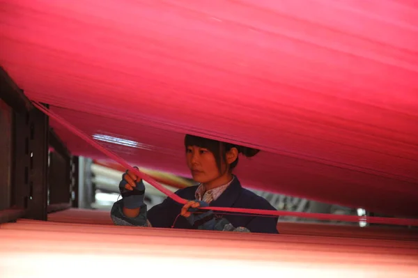 Жінка Китайського Працівника Перевіряє Потоки Килимовій Фабриці Місті Річжао Східна — стокове фото