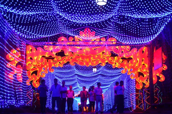 2013年9月18日 在中国东部浙江省宁波市举行的庆祝中秋节的灯展上 游客们在灯笼展上看着节日灯笼 — 图库照片