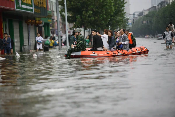 Спасатели Эвакуируют Местных Жителей Спасательном Плоту Затопленной Улице После Сильных — стоковое фото
