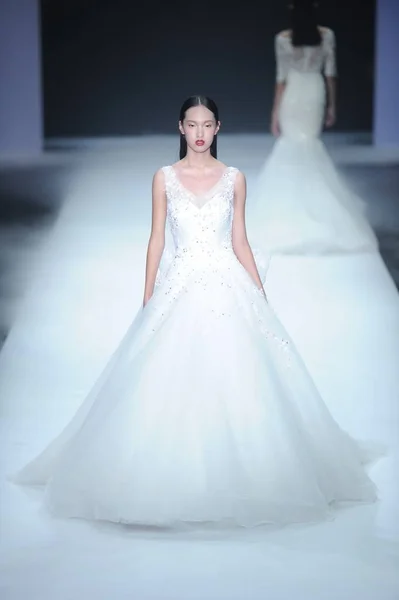 Bir Modeli Tasarımcısı Peng Jing Tüm Beyaz Haute Couture Moda — Stok fotoğraf
