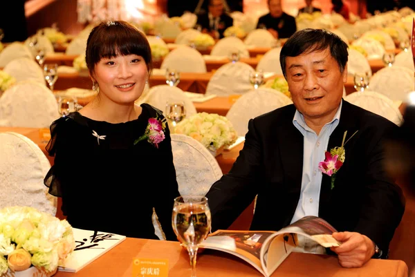Zong Qinghou Right Chairman Wahaha Group His Daughter Kelly Zong — Stock Photo, Image