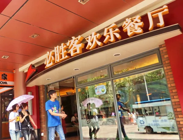 File Pedestrians Passar Por Restaurante Pizza Hut Xangai China Julho — Fotografia de Stock