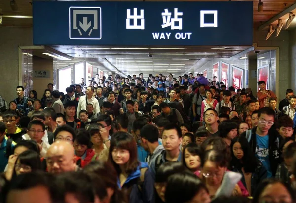 Pasajeros Chinos Amontonan Pasaje Subterráneo Estación Tren Nanjing Ciudad Nanjing —  Fotos de Stock