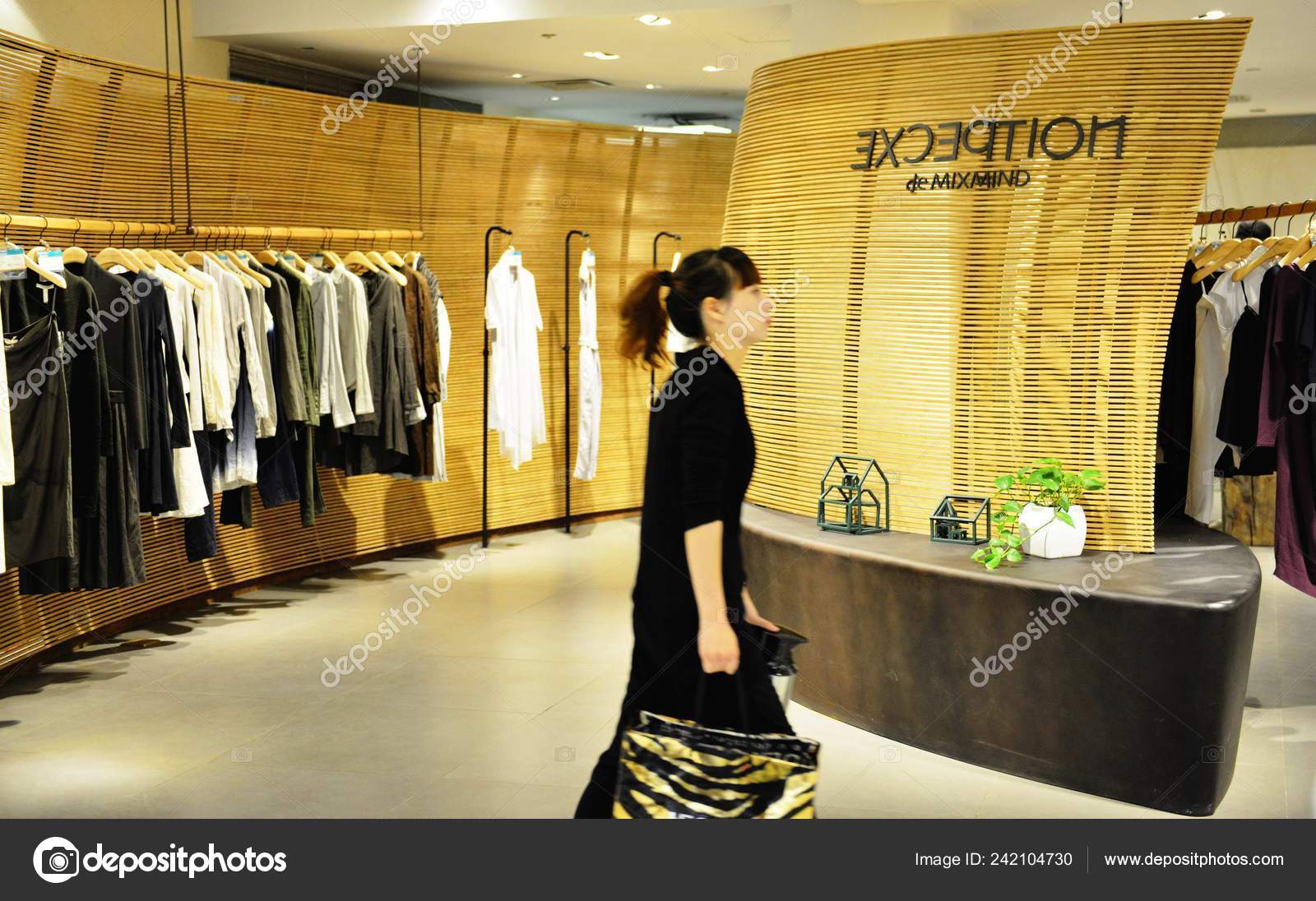 Customer Shops Boutique Chinese Fashion Brand Exception Mixmind
