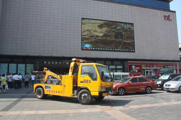 Laweta Przybywa Placu Przed Pangdonglai Times Square Gdzie Peugeot 408 — Zdjęcie stockowe