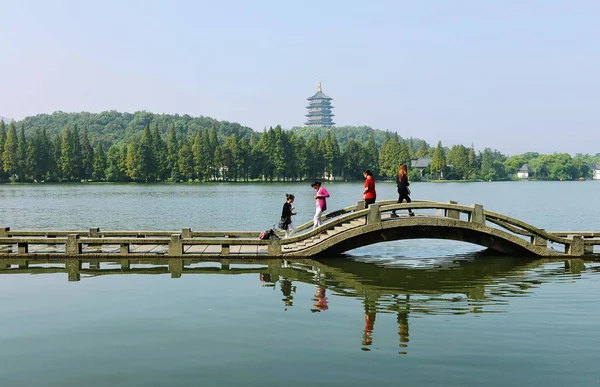 Toeristen Lopen Langs Brug Die Gezonken Door Vloedwater West Lake — Stockfoto