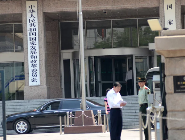 Conversaciones Seguridad Chinas Con Visitante Frente Sede Oficina Central Comisión — Foto de Stock