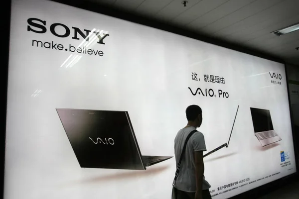 Пешеход Проходит Мимо Рекламы Ноутбуков Sony Vaio Шанхае Китай Октября — стоковое фото