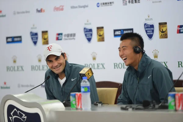 Roger Federer Della Svizzera Sinistra Zhang Della Cina Sorridono Durante — Foto Stock