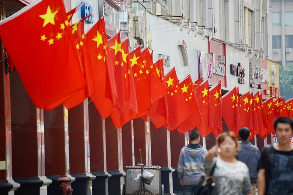 Fotgängare Förbi Kinesiska Nationella Flaggor Som Visas Butikerna Längs Gata — Stockfoto