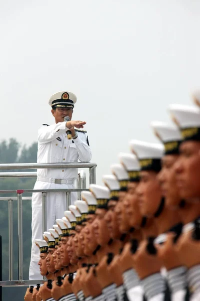 Chiński Oficer Marynarki Pla Narodów Wyzwolenia Armii Daje Instrukcje Dla — Zdjęcie stockowe