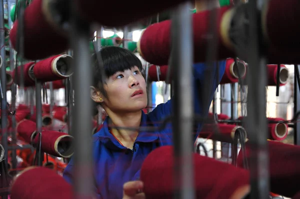 Una Trabajadora China Comprueba Los Hilos Una Fábrica Alfombras Ciudad —  Fotos de Stock