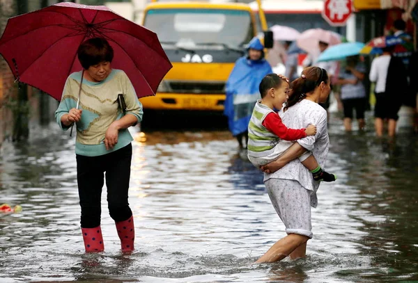 2013年10月7日 中国东部浙江省杭州市发生台风 带来的暴雨过后 当地居民在被洪水淹没的街道上行走 — 图库照片