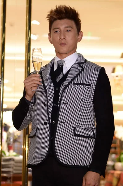 Taiwanesiska Skådespelare Nicky Föreslår Skål Öppningsceremonin För Brooks Brothers Flaggskeppsbutik — Stockfoto