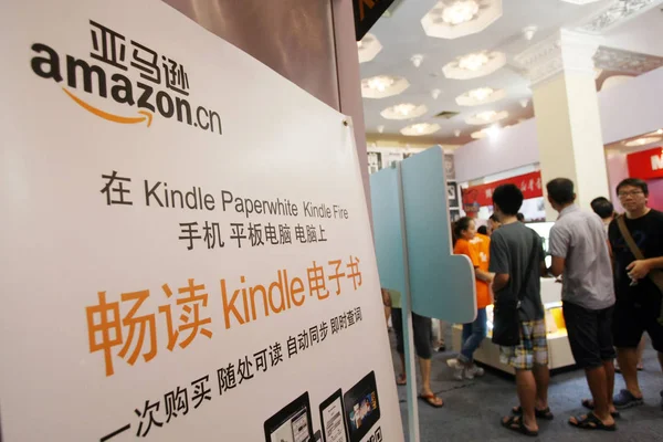 Människor Besöker Monter Kindle Paperwhite Tablett Amazon Utställning Shanghai Kina — Stockfoto