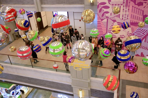 Klanten Kijken Lip Vormige Ballonnen Tijdens Kus Stijl Kunsttentoonstelling Het — Stockfoto