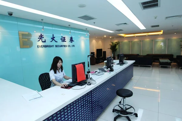 Munkavállaló Látható Egy Ága Everbright Securities Ltd Pekingben Kínában Július — Stock Fotó