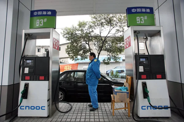 2013年2月26日 在中国上海中海油天然气集团公司 中国海洋石油总公司 加油站 一名员工为汽车加油 — 图库照片