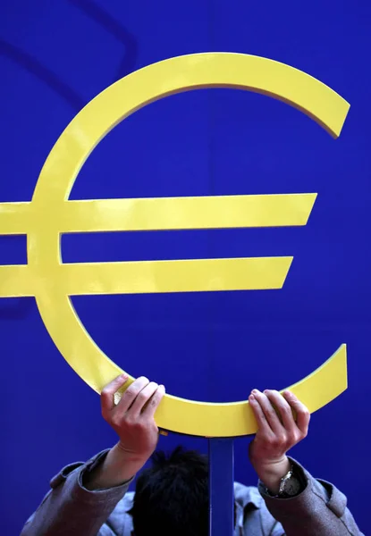Ένας Εργαζόμενος Δημιουργεί Ένα Σημάδι Του Ευρώ Για Την Προετοιμασία — Φωτογραφία Αρχείου
