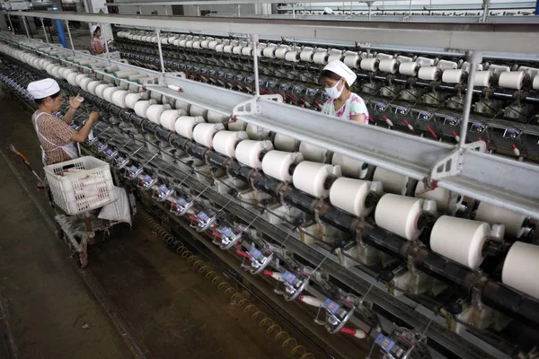 Čínští Dělníci Manipulujte Nitěmi Otáčející Stroji Továrně Šaty Huaibei City — Stock fotografie