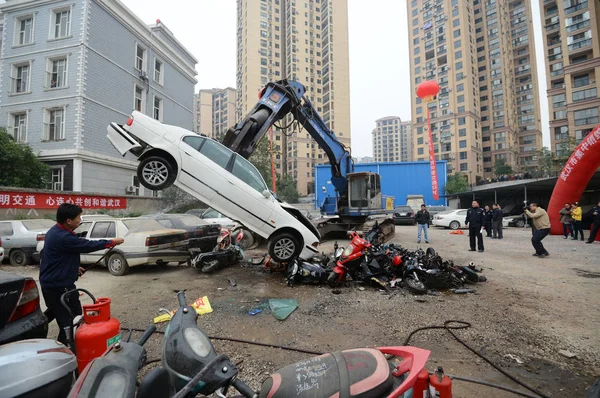 Una Máquina Sujeta Destroza Automóvil Bmw Una Ceremonia Demolición Vehículos — Foto de Stock