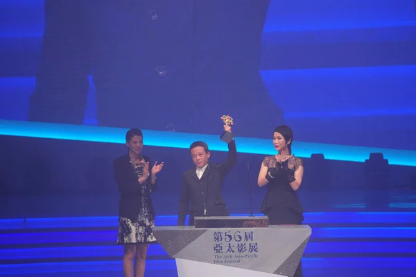 Taiwanese Actor Lee Kang Sheng Center Lifts His Trophy Winning — Stock Photo, Image