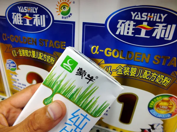 Chinese Customer Shows Carton Mengniu Pure Milk Front Boxes Yashily — Stock Photo, Image