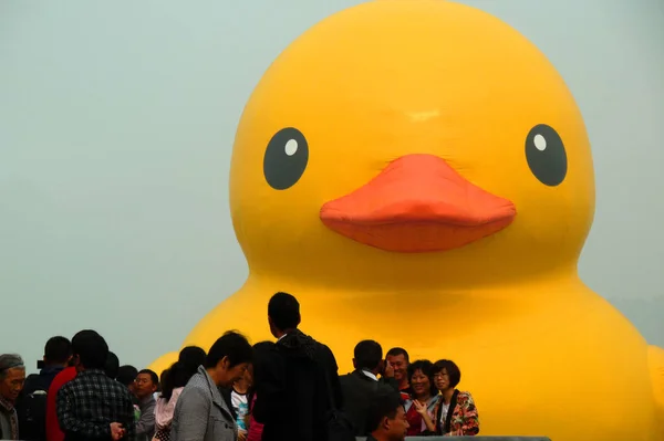 Los Turistas Observan Pato Amarillo Goma Creado Por Artista Holandés —  Fotos de Stock