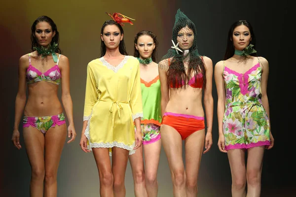 Modellen Display Nieuwe Creaties Lingerie Fashion Show Aquatische Wonderen Door — Stockfoto
