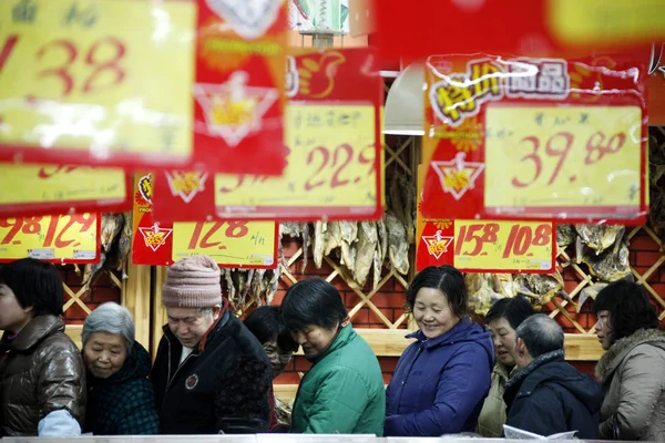 中国の顧客は Huaibei 市のスーパーマーケットで食料品を購入するためにラインアップ 東中国安徽州 月2012 — ストック写真