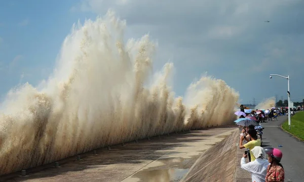 Touristen Beobachten Flutwellen Die Das Ufer Des Qiantang Flusses Haining — Stockfoto