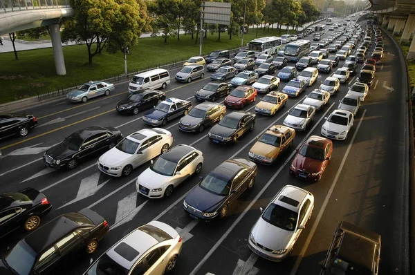 2012年4月6日 上海のダウンタウンにあるヤナンロードのラッシュアワーの渋滞で 車両はゆっくりと移動します — ストック写真