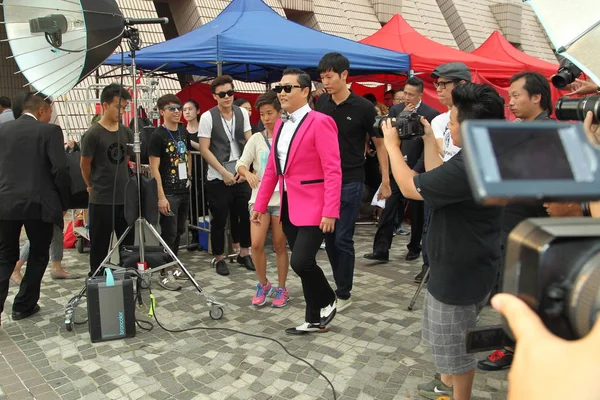 South Korean Rapper Psy Poses Shooting Advertisement South Korean Headphone — Stock Photo, Image