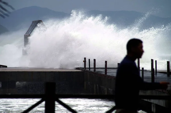 Местные Жители Смотрят Огромные Волны Вызванные Приближением Тайфуна Нари Побережью — стоковое фото