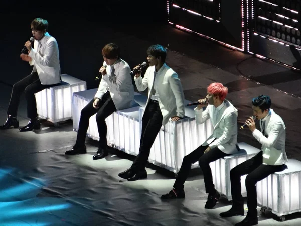 Члены Южнокорейской Поп Группы Super Junior Выступают Время Своего Мирового — стоковое фото