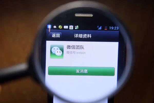 Usuario Teléfono Móvil Utiliza Aplicación Mensajería Móvil Weixin Wechat Tencent — Foto de Stock