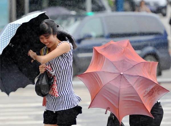 Peatones Valientes Viento Fuerte Fuertes Lluvias Causadas Por Tifón Nari — Foto de Stock