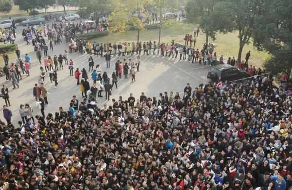 Una Multitud Estudiantes Chinos Hacen Cola Para Una Feria Trabajo — Foto de Stock