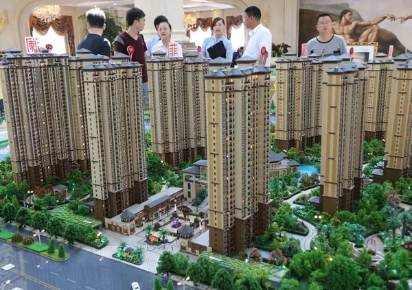 2013年7月16日 中国中部河南省许昌市房地产交易会期间 中国购房者关注住宅项目的住房模型 — 图库照片