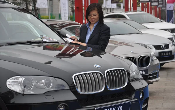 Visitor Looks Bmw Car Automobile Exhibition Qingdao East Chinas Shandong — Stock Photo, Image