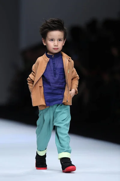 Młody Model Wyświetla Nowe Stworzenie Kelkel Pokaz Mody Podczas Shanghai — Zdjęcie stockowe