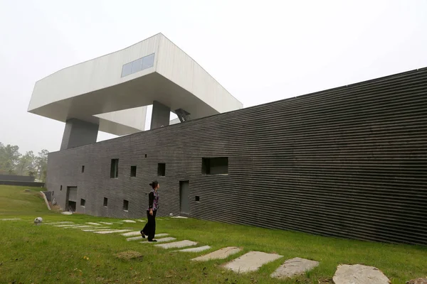 Visitante Pasa Por Museo Arte Sifang Diseñado Por Arquitecto Neoyorquino — Foto de Stock