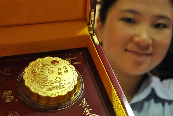 Chinese Clerk Shows Gold Mooncake Gold Shop Handan City North — Stock Photo, Image