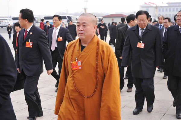 Shi Yongxin 少林寺寺の高プロファイル大院長は 第12回国民会議 Npc の最初のセッションに出席し 中国の北京の人々の大ホールで開催されます 月2013 — ストック写真